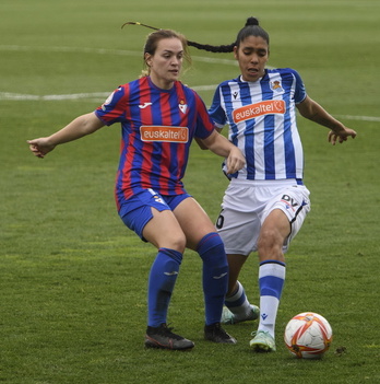 Tras el derbi de Zubieta, el Eibar busca alivio ante el Sporting y la Real continuidad frente al Betis. En la imagen, Natalie y Gaby.
