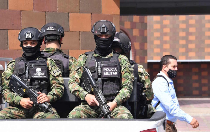 Militares colombianos patrullanlas calles de la capital como parte del dispositivo de seguridad diseñado por el Gobierno ante las legislativas de este domingo.