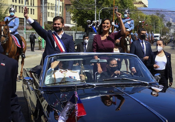 El ya presidente de Chile, acompañado de la ministra de Interior, Izkia Siches, en su primer desplazamiento en auto por Valparíso. (Claudio REYES | AFP)