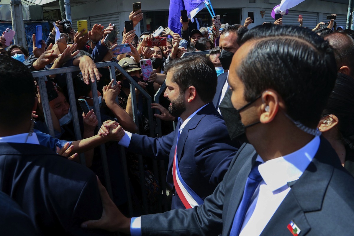 Tras la investidura, Boric se ha acercado a saludar a algunas de las personas que esperaban fuera del Congreso. (Claudio REYES | AFP)