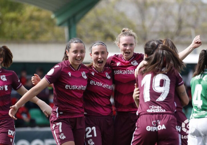 Las donostiarras celebran el gol de Amaiur, que ampliaba su ventaja.