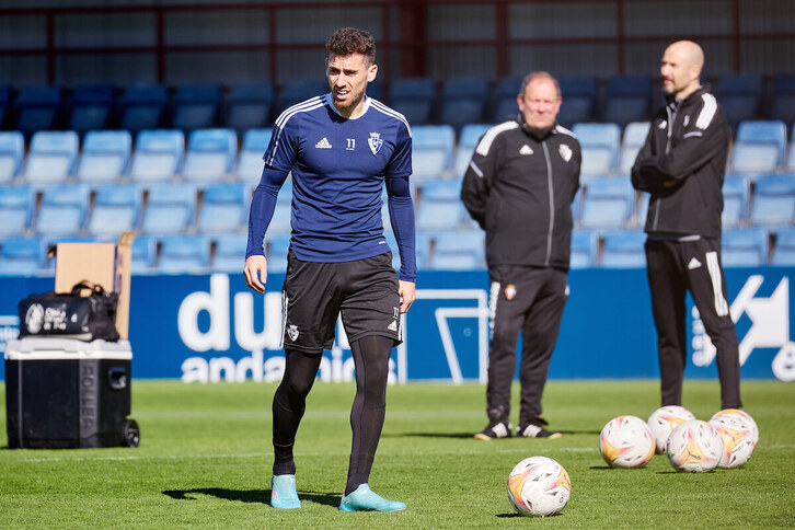 Ante la ausencia del sancionado Chimy Ávila, Kike Barja podría ocupar el costado derecho ofensivo de Osasuna en el Camp Nou.