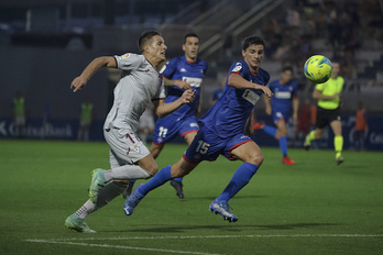 Corpas y Luengo, que no estará en Ipurua por sanción, en una imagen del partido de la primera vuelta.