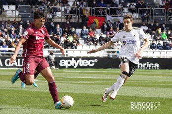 Jonathan Gómez se lleva el balón frente a Guillermo.