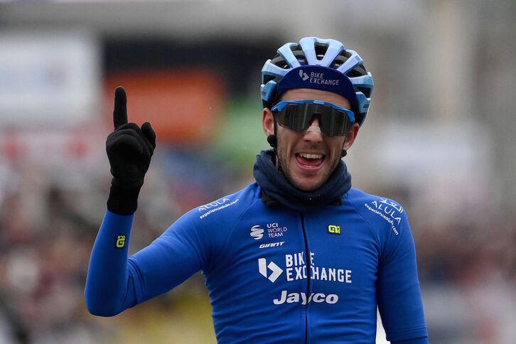 Simon Yates celebra su victoria en la etapa después de poner en peligro el maillot amarillo de Roglic.