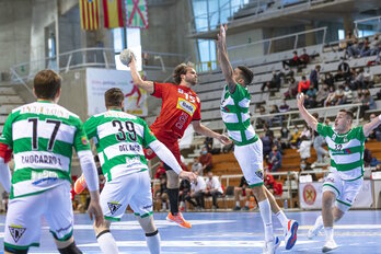 Anaitasunako defentsa sendo egon da Huescaren aurka.