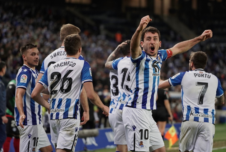 Los jugadores realistas celebran el gol de la victoria ante el Alavés, con Oyarzabal, que dio la asistencia, en primer plano.
