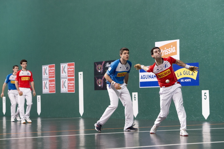 Altuna-Martija eta Irribarria-Rezusta dira txartela euren esku duten bakarrak.