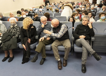 María Olmo, Joseba Azkarraga y Juan José Ibarretxe conversan antes del inicio del acto junto al periodista y moderador Oskar Bañuelos.