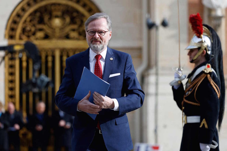 El primer ministro checo, Petr Fiala, durante la cumbre de Versalles en la que comunicó informalmente el viaje.