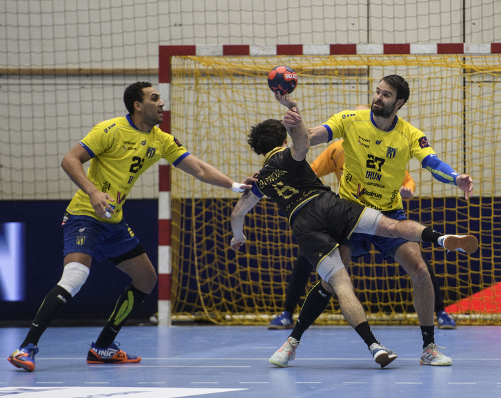Tesoriere, eskuinean, defentsa lanetan EHF European Leagueko multzoko fasean Toulousen aurka.