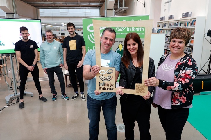 Julen eta Antton Telleria anaiak atzean; Kilometroak-eko antolatzaileak aurrean, Tabakaleran.