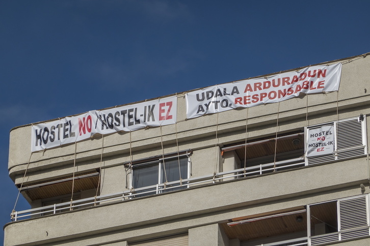Pancartas en uno de los bloques de viviendas del Paseo de Arriola.