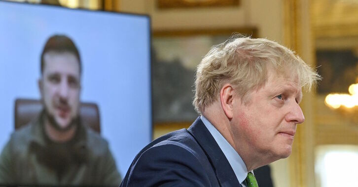 Boris Johnson escucha la intervención de Volodimir Zelensky ante la Joint Expeditionary Force.