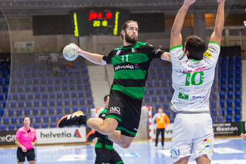 Tesoriere, eskuinean, defentsa lanetan EHF European Leagueko multzoko fasean Toulousen aurka.
