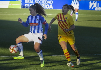 Eizagirre controla el balón ante Patri Guijarro en la última visita del Barcelona a Zubieta.