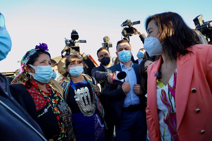 La titular de Interior del Gobierno de Chile, Izkia Siches (d), encabeza la comitiva ministerial que ha viajado a Wallmapu.