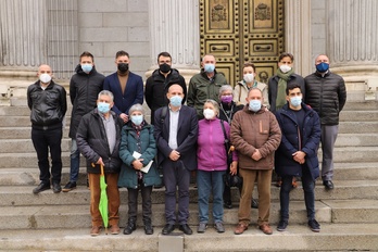 Representantes de los partidos que han impulsado la propuesta, Ceaqua y Amnistía Internacional se han concentrado a las puertas del Congreso español.