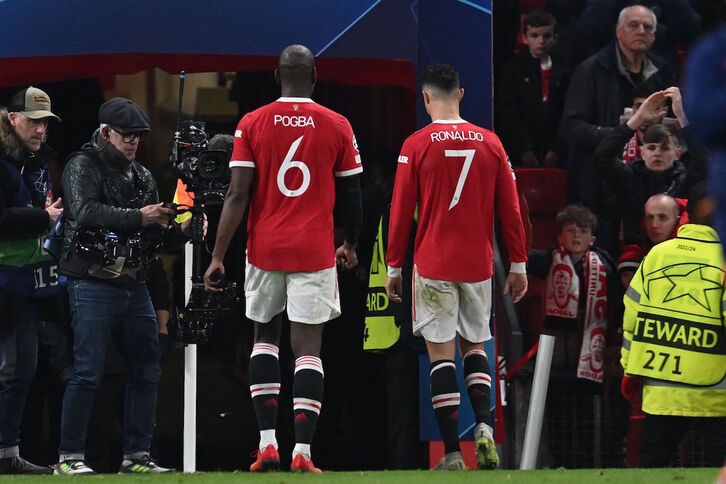 Pogba y Ronaldo se retiran decepcionados a la conclusión de su derrota ante el Atlético.