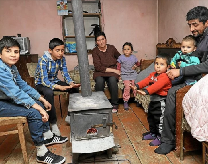 Sin suministro de gas en la aldea de Chartar, en Nagorno Karabaj, una familia se calienta con una estufa de leña.