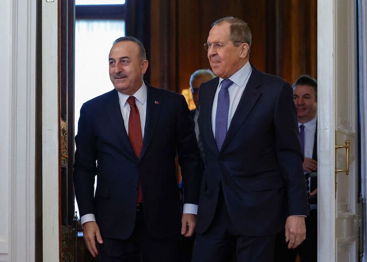 El ministro de Exteriores ruso, Seguei Lavrov, a la derecha, este miércoles en Moscú junto a su homólogo turco.