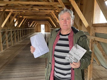 Juan Lekue en Gurs, con una carta de Vicente Ibarretxe y su novela.