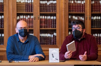 Ezker eskuin, Rikardo Arregi itzultzailea eta Angel Erro, hitzatzearen egilea, aurkezpen ekitaldian.