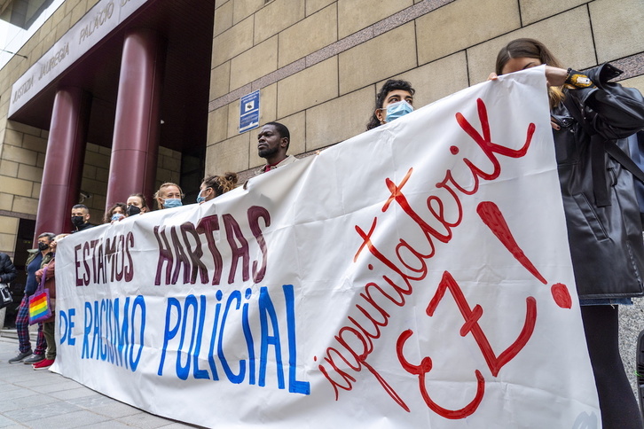 Concentración de SOS Racismo ante el juicio contra Fátima.