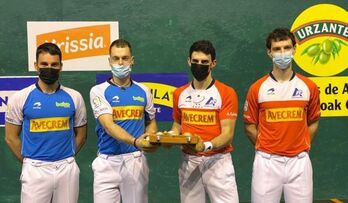 Las dos parejas han terminado satisfechas con lo que han encontrado en el cestaño.