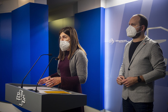 Miren Gorrotxategi e Iñigo Martínez cuando presentaron la propuesta educativa de Elkarrekin Podemos-IU.