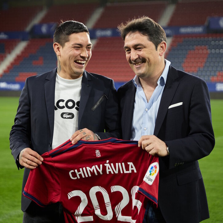 Chimy Ávila, junto con Braulio Vázquez, este miércoles en El Sadar.