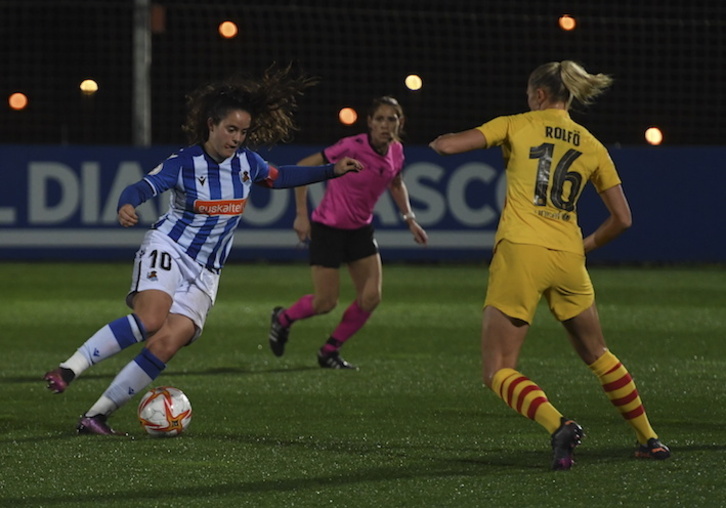 Eizagirre, que ha capitaneado la gran primera parte de su equipo, encara a Rolfo.