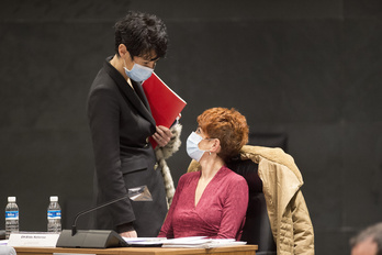 Elma Saiz, consejera de Hacienda, conversa con la portavoz de EH Bildu, Bakartxo Ruiz, en el Parlamento navarro, en una imagen de archivo.
