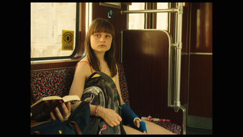 Lena Urzendowsky (20 años) interpreta a Nora (14 años).