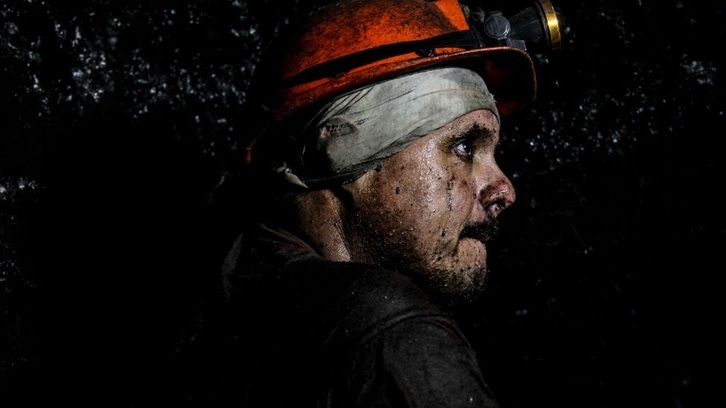 Un minero trabaja extrayendo carbón en las minas de Lobatera, en el estado de Táchira.