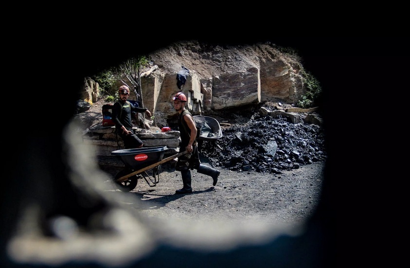 Trabajadores de la mina Los Parras, cargando de carbón las carretillas.