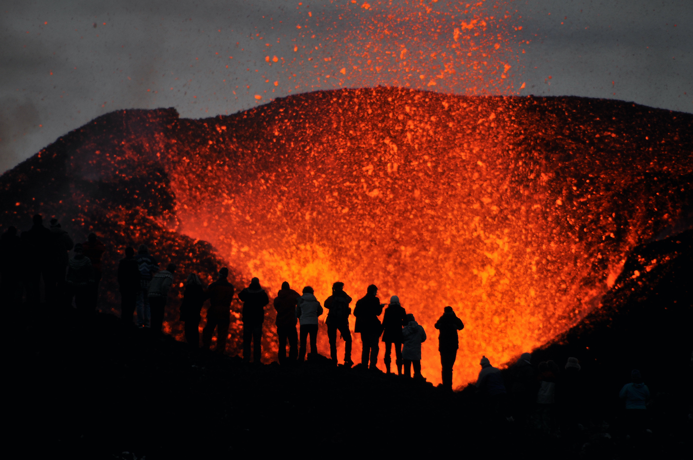 La silueta del grupo de aventureros que presenciaron la erupción del volcán Eyjafjallajökull de cerca, literalmente a metros de la lava fundida. (GETTY)