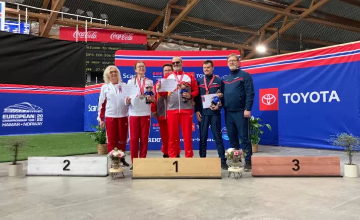 Ager Solabarrieta celebra su oro en el podio.