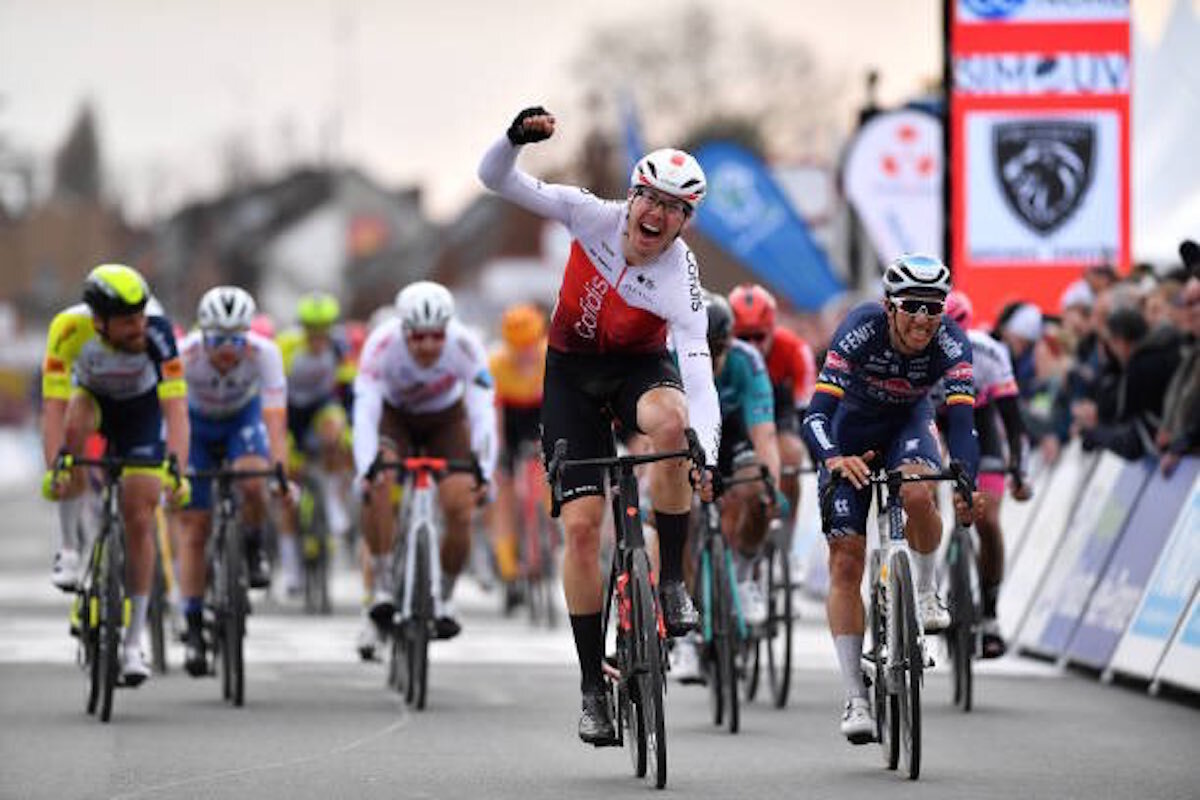 Maximilian Walscheid alza el brazo tras ser el más veloz al sprint.