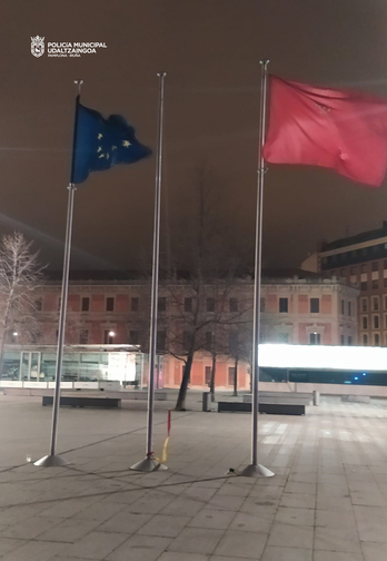 El mástil vacío en la Plaza de la Constitución, hasta ahora del Baluarte.