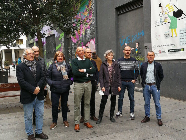 Participantes en la iniciativa a favor de la confluencia de la izquierda no abertzale en Nafarroa, hoy en Iruñea.