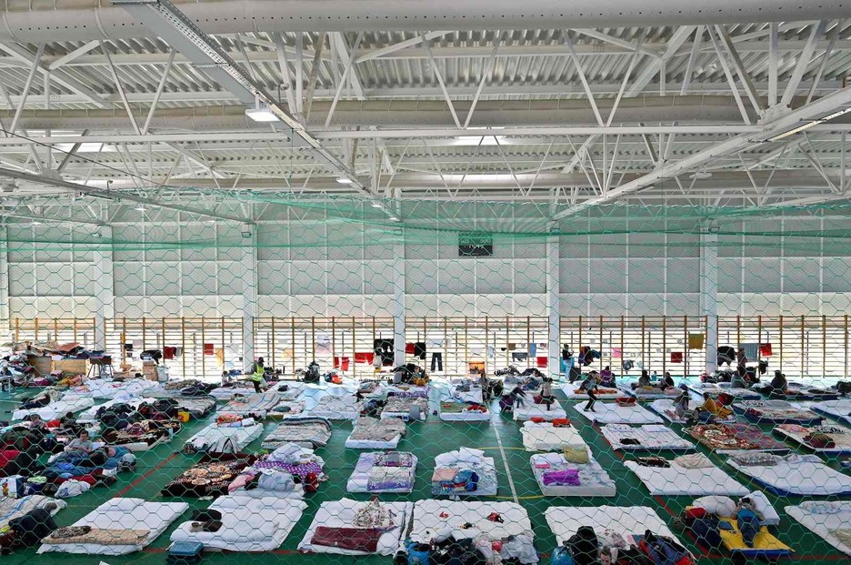 Refugiados en un pabellón deportivo, en Rumanía. 