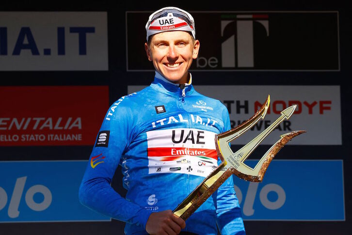 Tadej Pogacar, en el podio como triunfador final de la Tirreno.