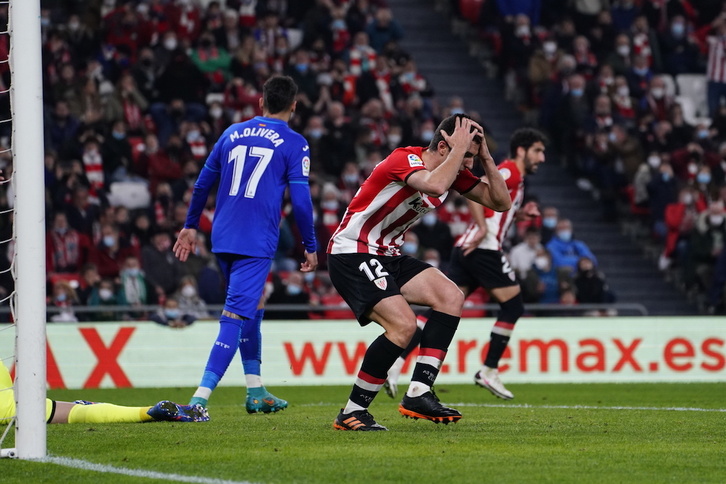 Dani Vivian se lamenta de una ocasión perdida ante el Getafe.