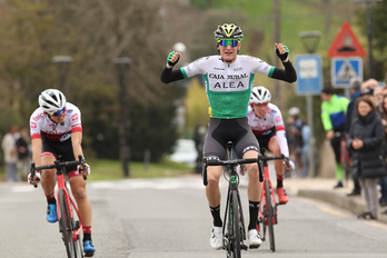 Abel Balderstone celebra su victoria ante Mikel Mujika y José Marín.
