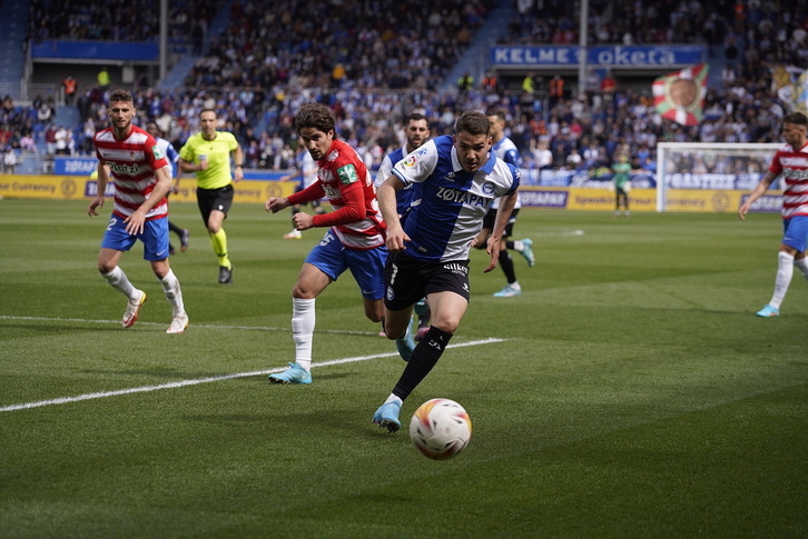 Manu Vallejo, en su primera titularidad en el Alavés, ha asistido a Escalante y ha marcado el segundo gol de los locales.