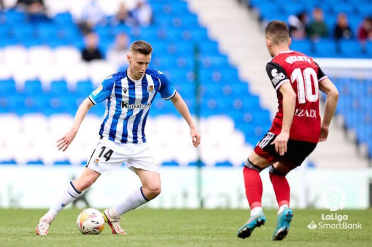 Turrientes encara a Iñigo Vicente.