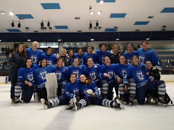 Txuri-Urdin taldeko jokalariak lehen partidan Majadahonda garaitu ostean (4-2).