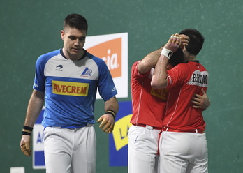 Irribarria burumakur, Elezkano eta Zabaleta elkar besarkatzen diren bitartean