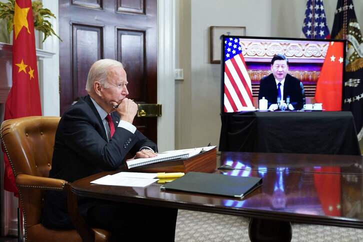 Joe Biden en una conversación con Xi Jinping.